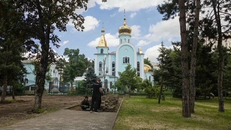 Наумов проверил ход реконструкции Тургеневского сквера в Краснодаре 