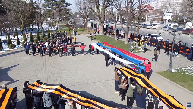 Школьники Краснодара развернули Георгиевскую ленту длиной более 500 метров. Фото: Телеканал «Краснодар»