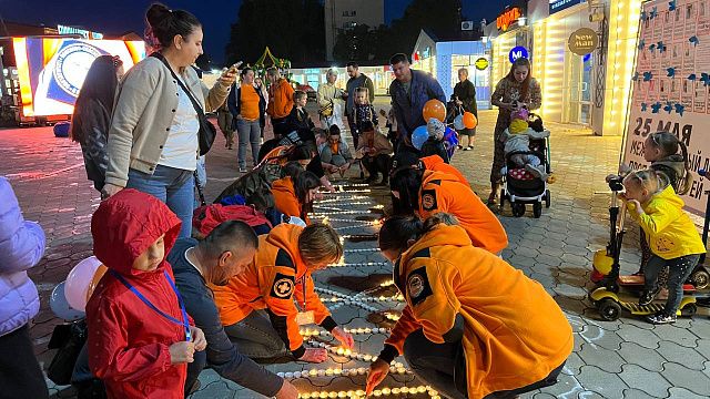 Поисково-спасательный отряд «ЛизаАлерт» и краснодарцы зажгли свечи в надежде, что потерявшиеся дети вернутся домой