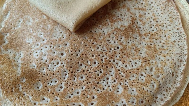 Ваши гости будут выпрашивать этот рецепт: как приготовить тонкие ажурные блины всего за два шага