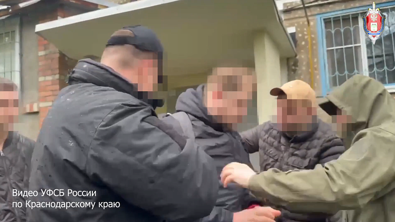 ФСБ показала видео задержания подозреваемого в экстремизме в Краснодаре