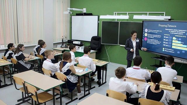 Анна Минькова поздравила педагогов с Днём учителя. Фото: https://t.me/minkovaanna23