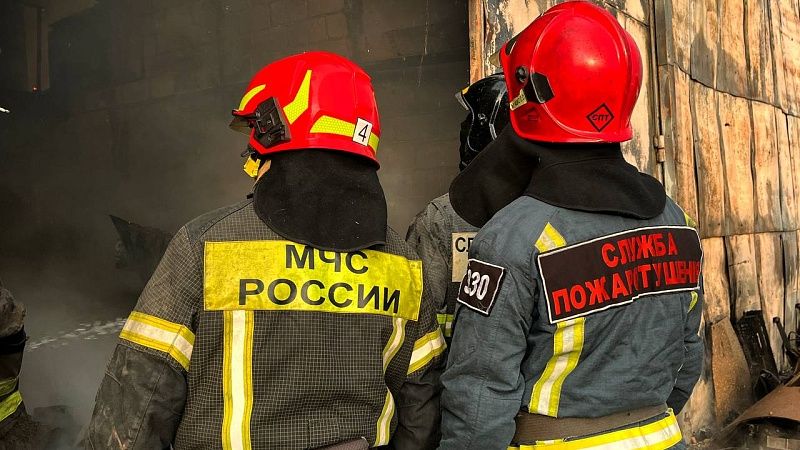 Более полусотни пожарных прибыли на тушение грузовой стоянки в Новороссийске