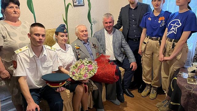 Ветерану Алексею Щукину вручили памятную медаль к 80-летию победы в битве у Прохоровки