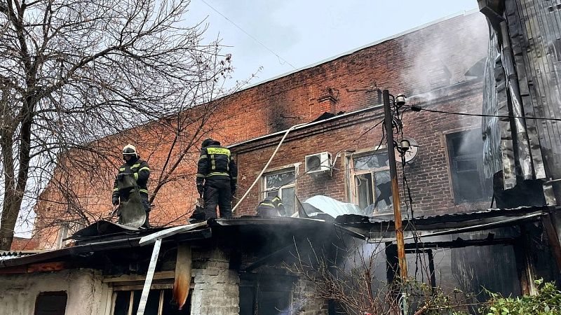 Из-за пожара перекрыли движение автобусов по центральной улице Краснодара