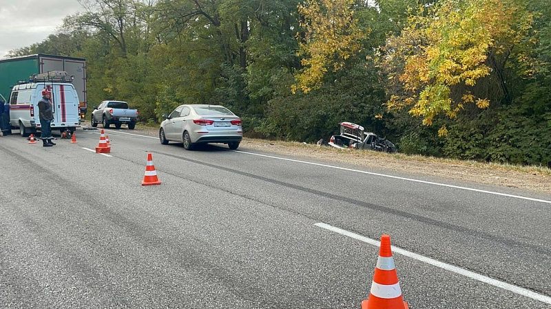 В ДТП с грузовиком погибли 2 человека на Кубани