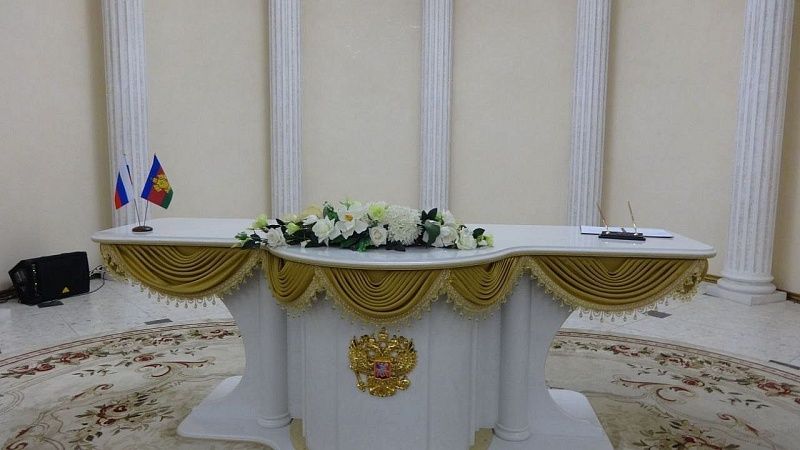 Сыгравшая тайную свадьбу певица Распутина показала свое платье 