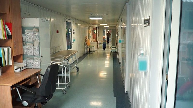 Пострадавших от атаки БПЛА отца и сына доставят в больницу в Краснодар