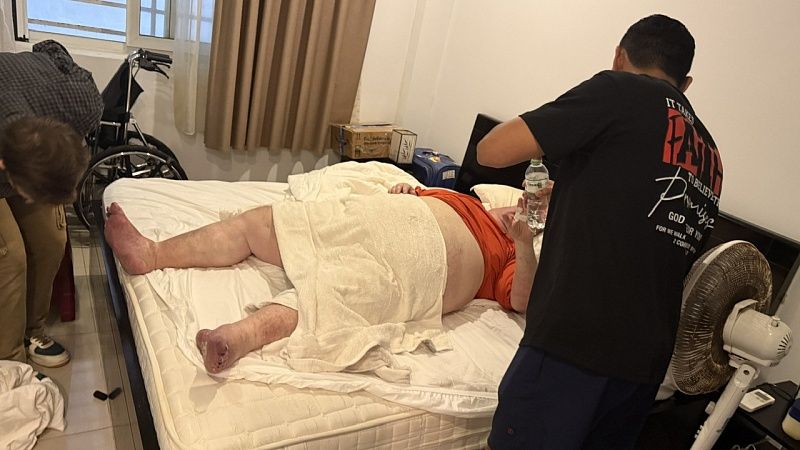 Спасатели три часа освобождали 300-килограммового туриста из ванной во Вьетнаме