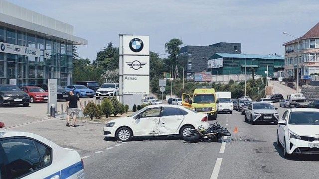 Автомобилист сбил мотоциклиста и скрылся с места ДТП в Сочи