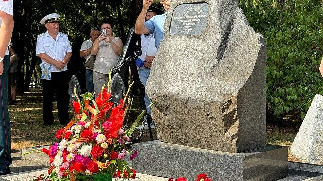 Краснодарцы возложили цветы к памятнику погибшим морякам Кубани. Фото: t.me/emnaumov