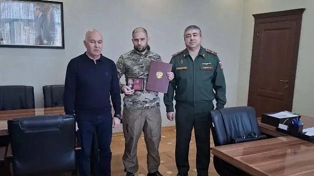 Участника СВО Рамазана Едиджи наградили медалью Суворова