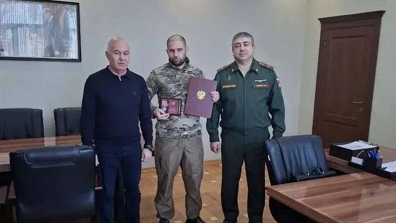 Участника СВО Рамазана Едиджи наградили медалью Суворова