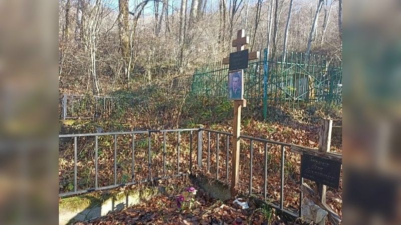 Оползень повредил захоронения на кладбище в Измайловке в Сочи