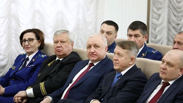 Вениамин Кондратьев наградил сотрудников прокуратуры