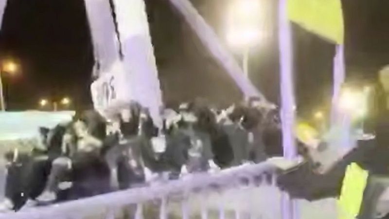 На видео сняли момент обрушения аттракциона с людьми в Саудовской Аравии