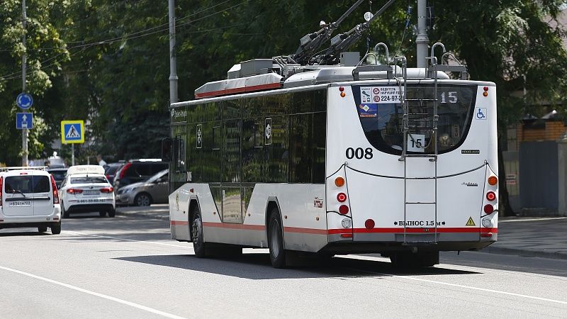 В ДТП с троллейбусом и легковушкой пострадали 4 человека в Краснодаре