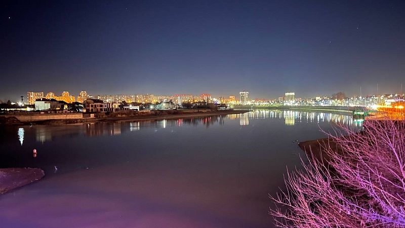 Спутники Илона Маска пролетели в ночном небе над Краснодаром