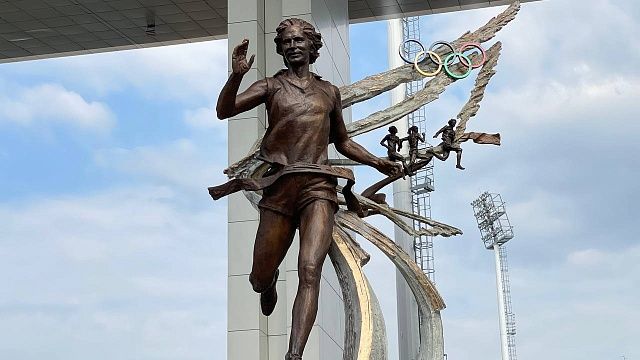 В Краснодаре открыли скульптуру первой олимпийской чемпионки Кубани Людмилы Брагиной. Фото: телеканал «Краснодар»