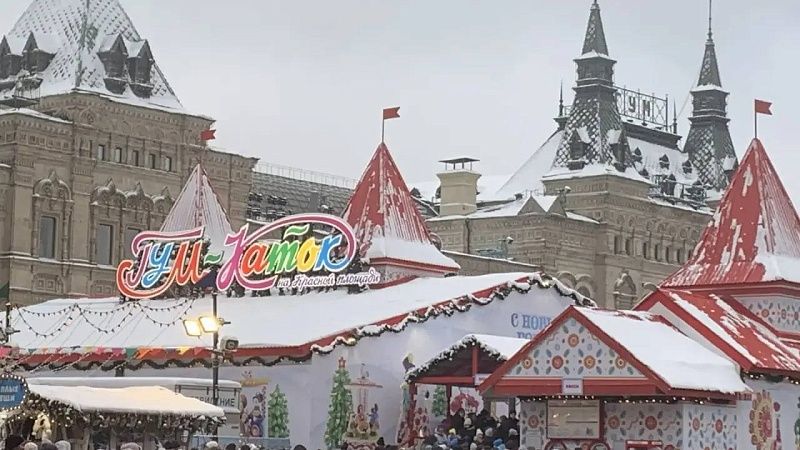 Тысячи людей выстроились в очереди за мороженым на Красной площади в Москве