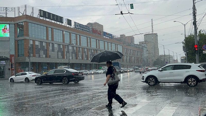 Из-за сильного дождя в Краснодаре остановилось движение общественного транспорта