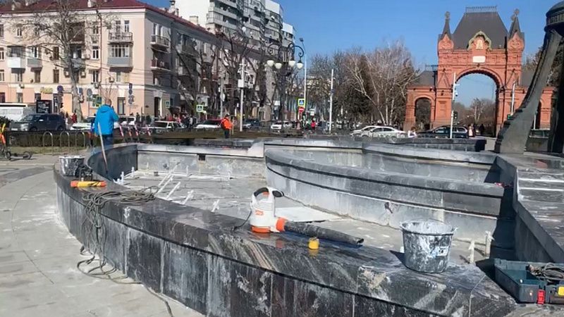 В центре Краснодара спустя год вновь ремонтируют фонтанный комплекс