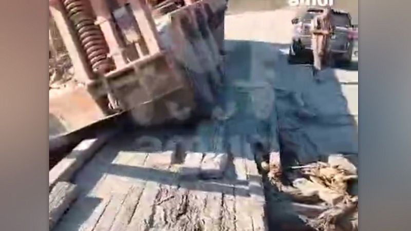 Очевидцы сняли на видео обрушение моста с бульдозером в Амурской области 