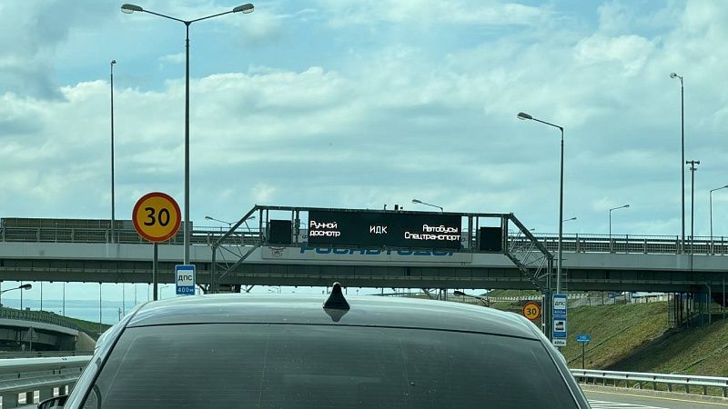 У Крымского моста собралась пробка в 300 машин со стороны Кубани