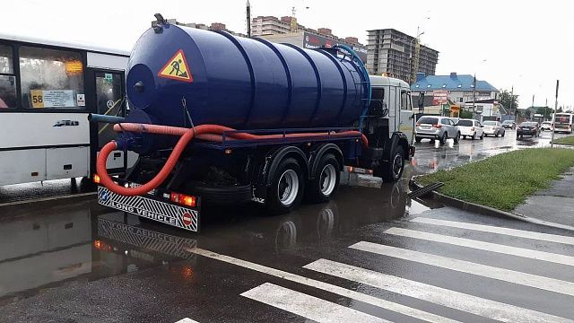 На дорогах Краснодара спецтехника устраняет локальные подтопления после сильного дождя 