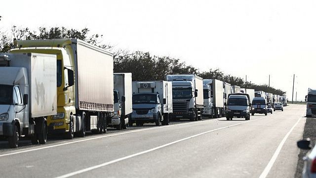 Водители более 800 большегрузов ожидают в очереди на Керченской паромной переправе