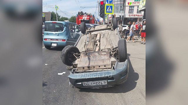 В Краснодаре столкнулись четыре автомобиля. Один из них перевернулся на крышу. Фото: t.me/tipich.krd