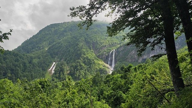 Покусанного змеёй туриста спасли сотрудники МЧС на хребте Аишха