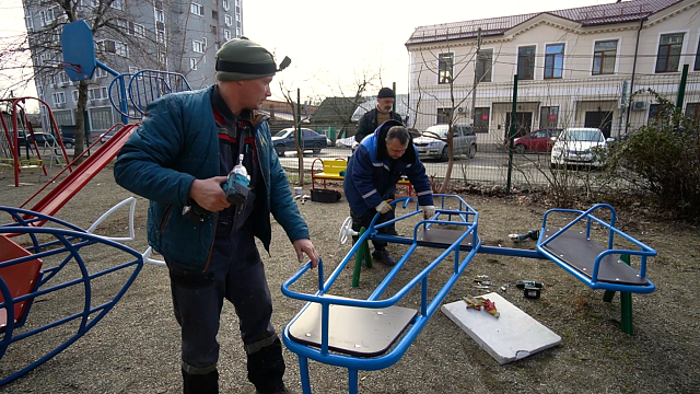 Кто ремонтирует детские площадки и куда обращаться Фото: телеканал Краснодар