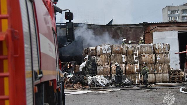 Краснодарские спасатели ликвидируют пожар на площади 450 м2. Фото: пресс-служба МЧС России по Краснодарскому краю 