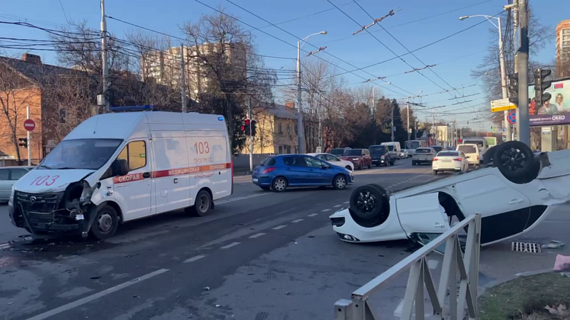 В Краснодаре на улице Дзержинского столкнулись автомобиль скорой помощи и легковушка