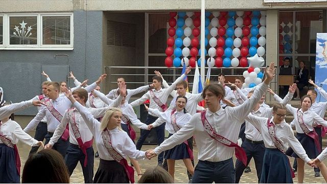 Анна Минькова поздравила выпускников с окончанием школы. Фото: t.me/minkovaanna23/2066