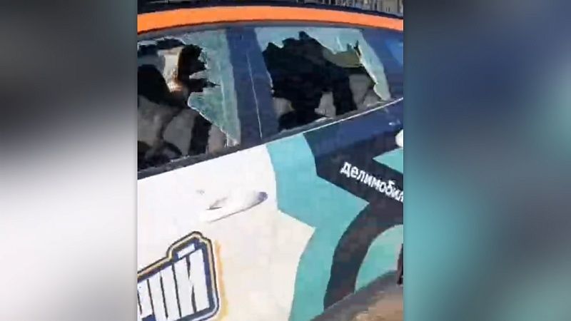 Вандалы разбили более 10 авто на парковке в Сочи