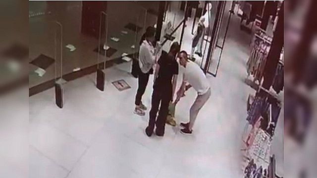 Молодую пару задержали за кражу одежды в Краснодаре