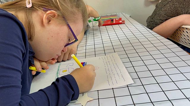 Краснодарские детки с синдромом Дауна разрисовали открытки для участников спецоперации