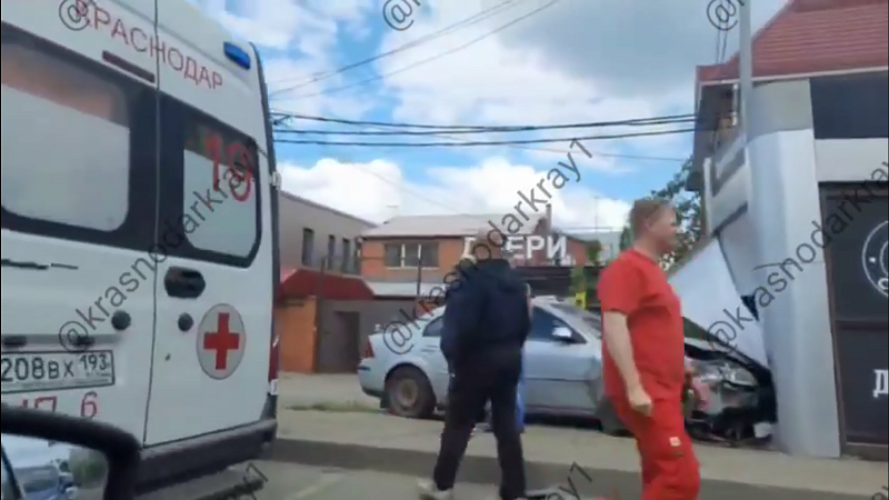 Легковушка влетела в остановку на улице Крупской в Краснодаре