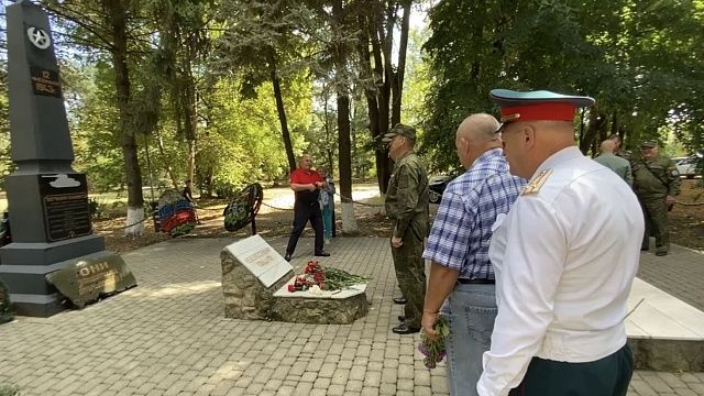 В сквере Памяти героев-танкистов возложили цветы и провели минуту молчания