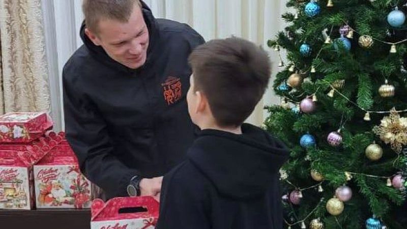 Пляжный футбольный клуб «Краснодар-ЮМР» поздравил детей-сирот с Новым годом 