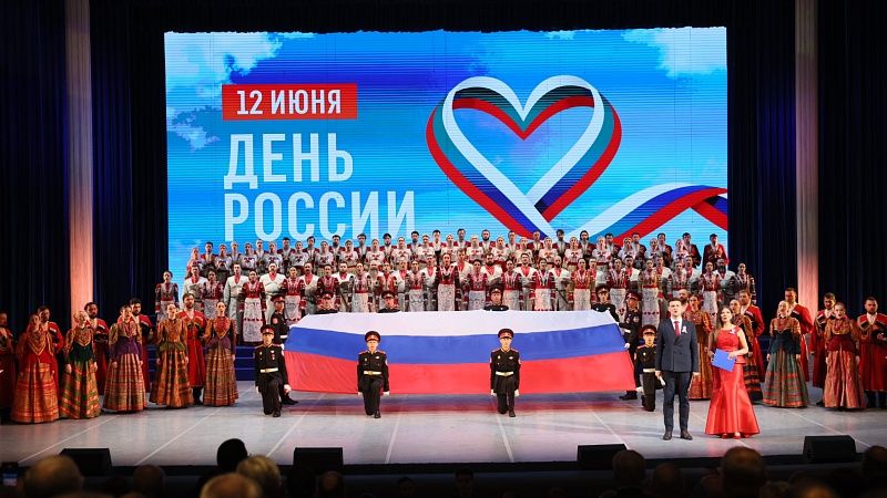 Кондратьев наградил выдающихся граждан и вручил паспорта юным жителям Кубани