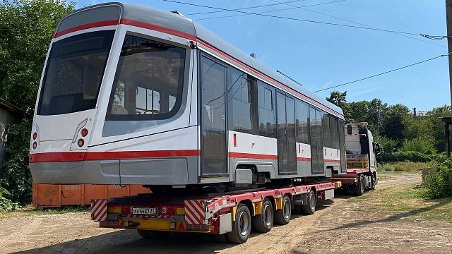 Три современных трамвая из Усть-Катава доставили в Краснодар