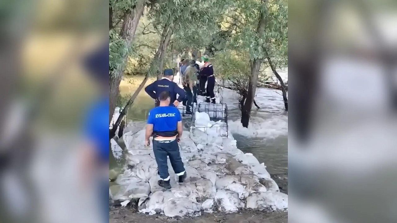 Строительство временной дамбы завершили у хутора Западного на Кубани