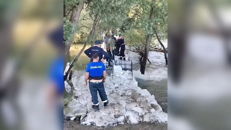 Строительство временной дамбы завершили у хутора Западного на Кубани