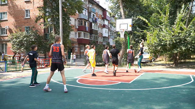В многоэтажках на улице Колхозной открыли новую баскетбольную площадку Фото: Телеканал «Краснодар»