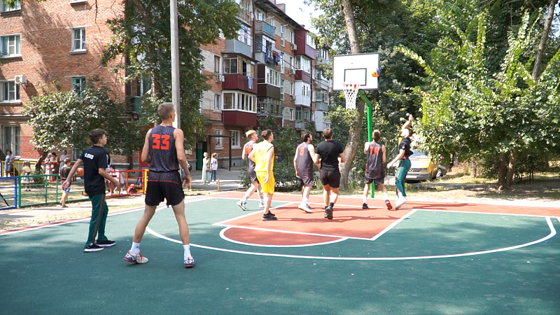 В многоэтажках на улице Колхозной открыли новую баскетбольную площадку