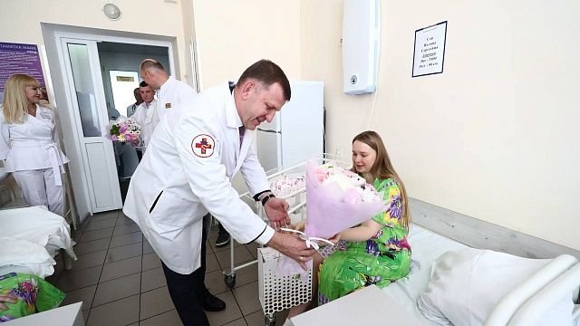 Евгений Наумов посетил один из краснодарских роддомов. Фото: https://t.me/emnaumov