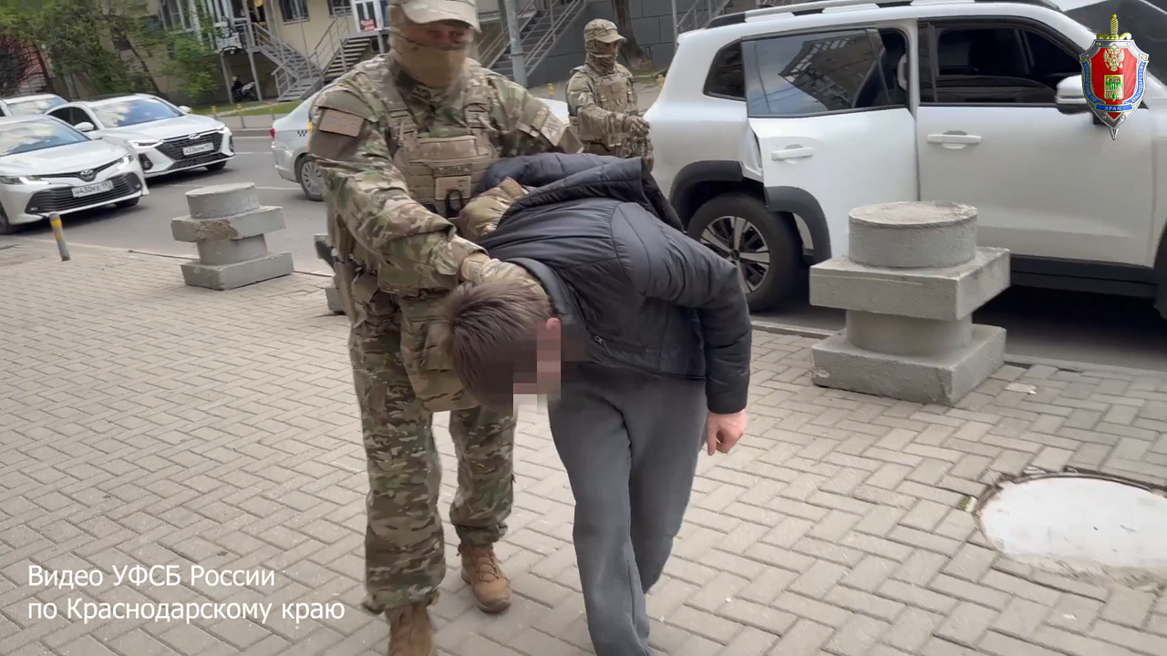 ФСБ задержала мужчину за слежку за автомобилями российских военных в Геленджике